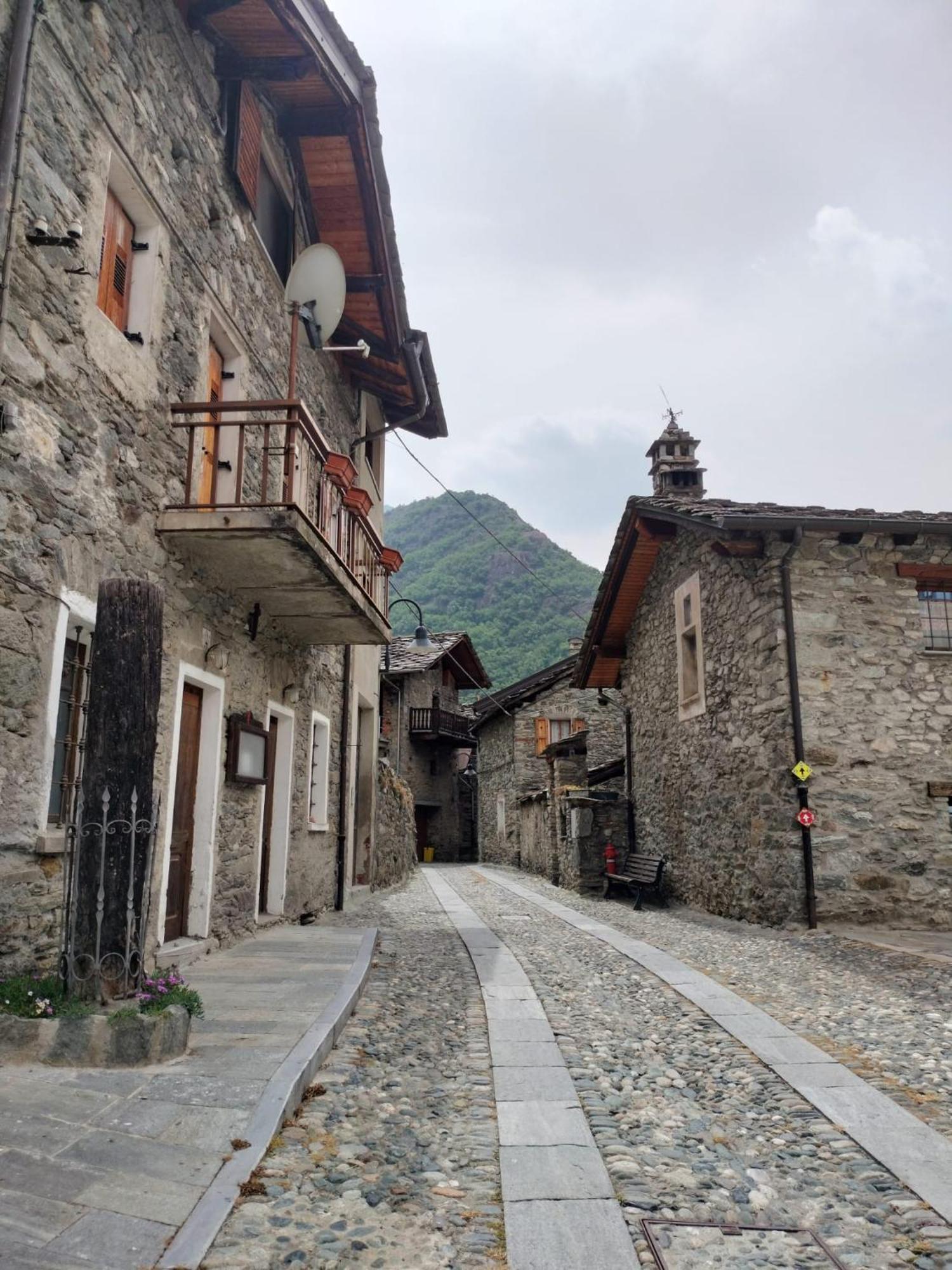 La Torre Colombaia - Monumento Del 1400 Apartment Arnad Exterior foto